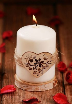 Świeca z ażurowym serduszkiem na plastrze drewna