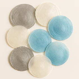 Muszle Capiz 7–11 cm 12 szt – GrandDeco Naturalne, perłowe krążki do dekoracji świątecznych i zimowych aranżacji